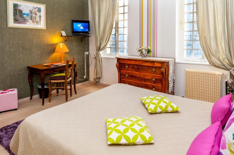 Charming Double Room image 3