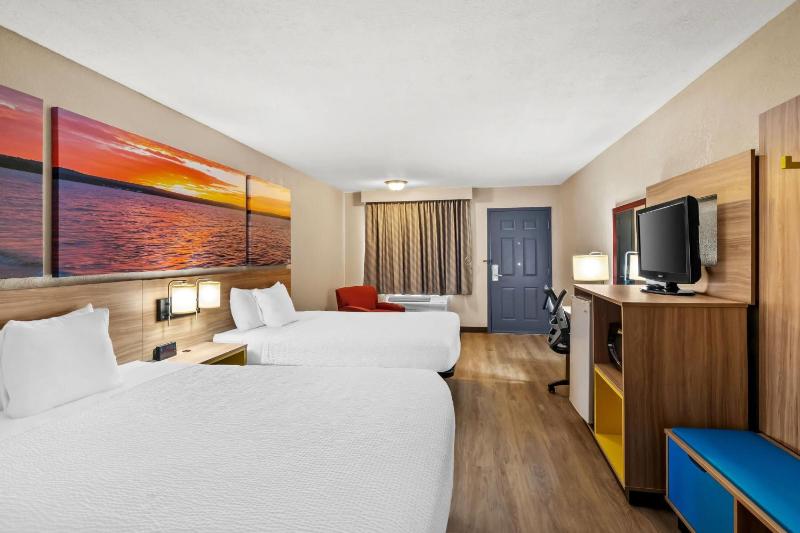 Queen Room with Two Queen Beds - Mobility Access/Non-Smoking image 2
