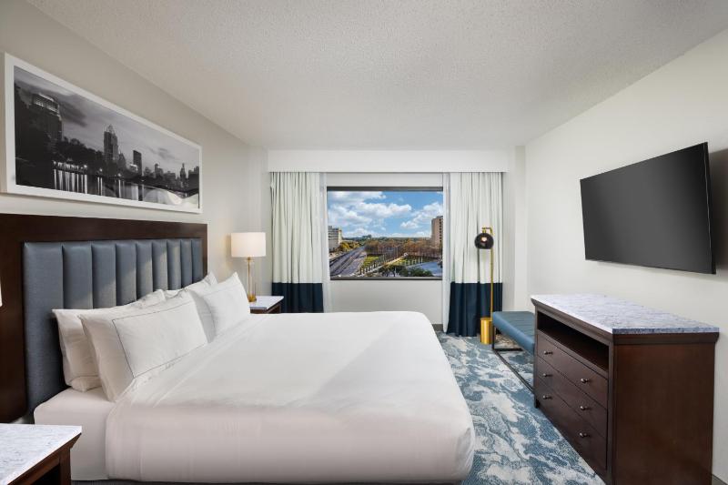 Junior King Suite with Kitchen and Tub - Mobility Accessible image 2