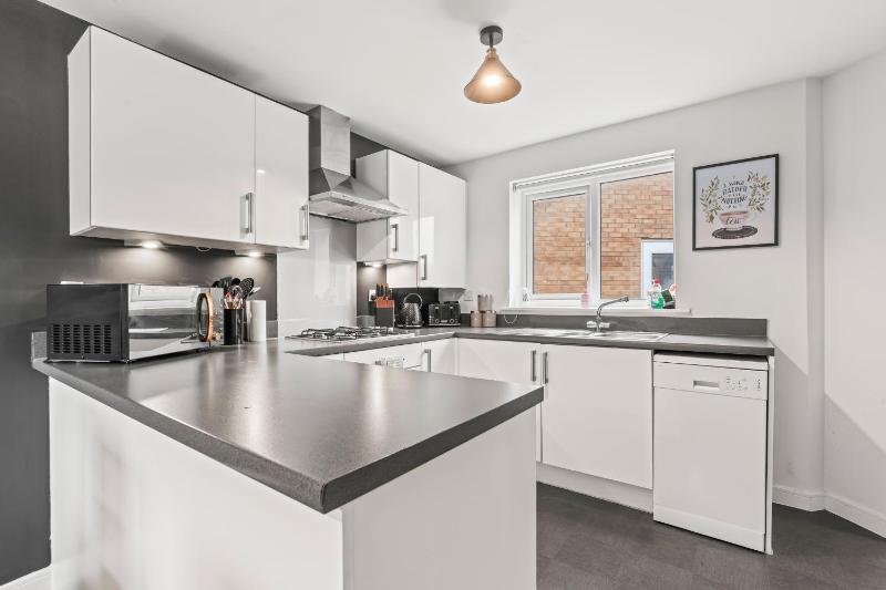 #16 Detached Stunning Lux 3 Bed home  Parking NEC - image 21
