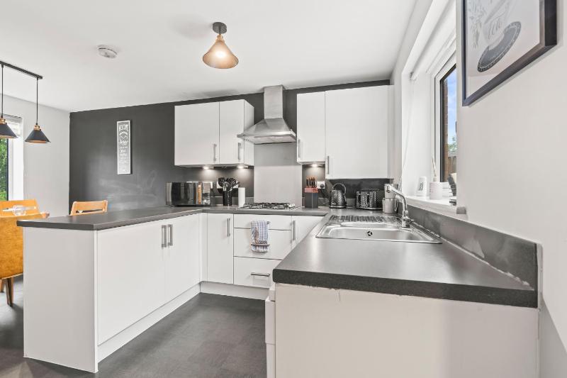#16 Detached Stunning Lux 3 Bed home  Parking NEC - image 22