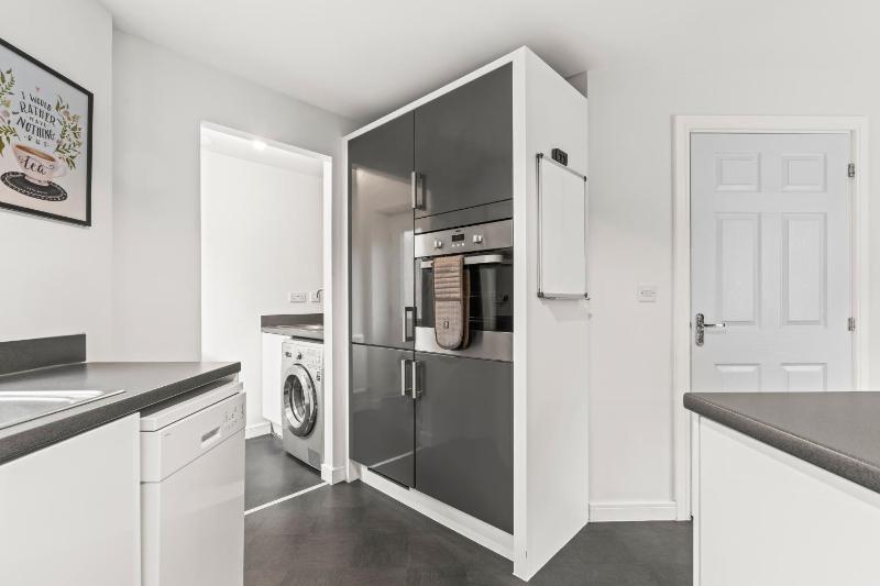 #16 Detached Stunning Lux 3 Bed home  Parking NEC - image 23