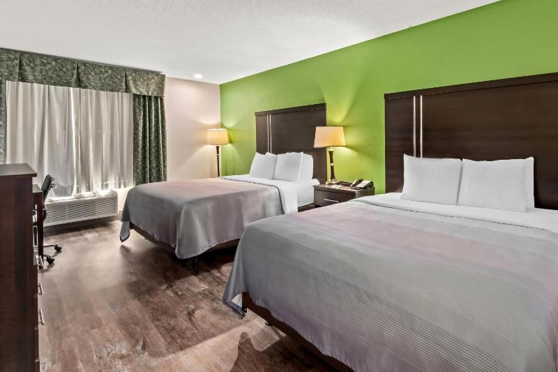 Queen Room with Two Queen Beds - Non-Smoking image 4