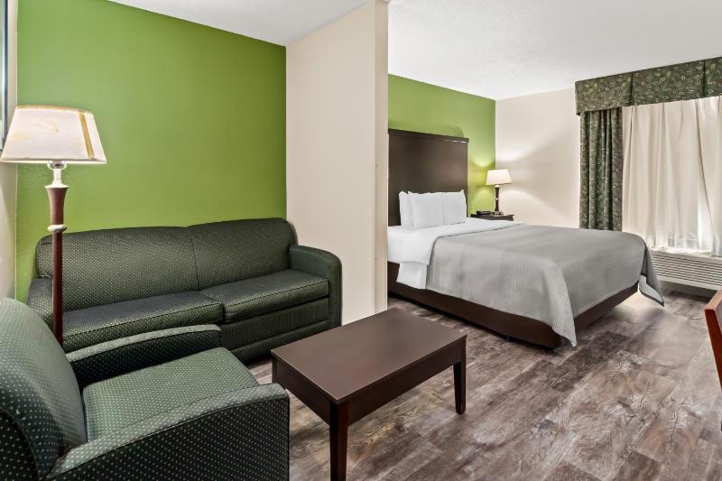 King Suite - Non-Smoking image 4