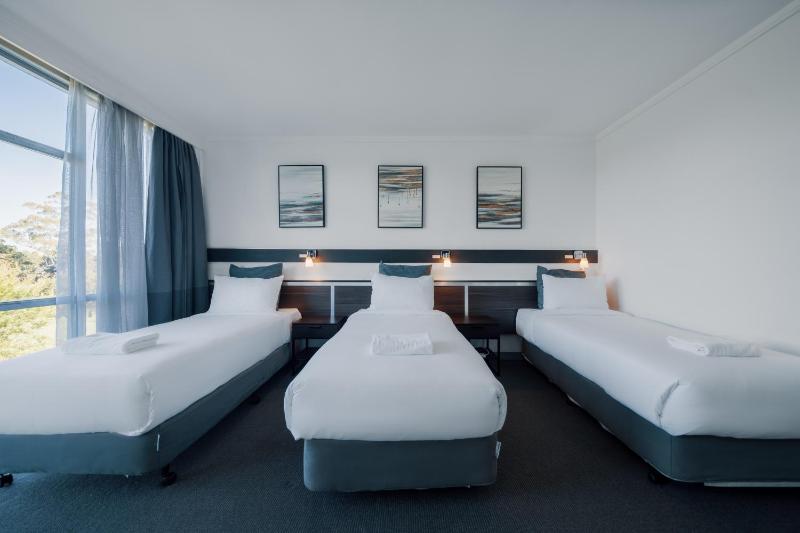 Triple Room with Golf View image 3