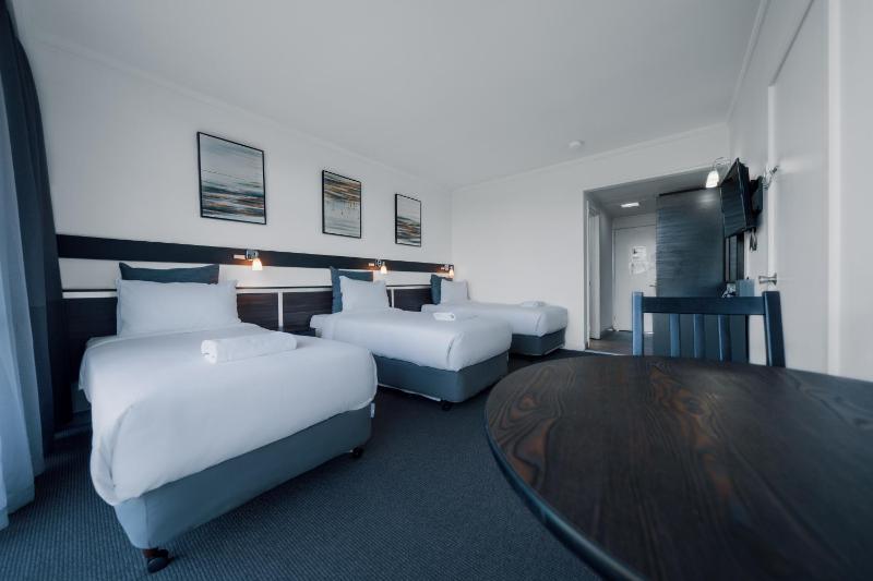Triple Room with Golf View image 4