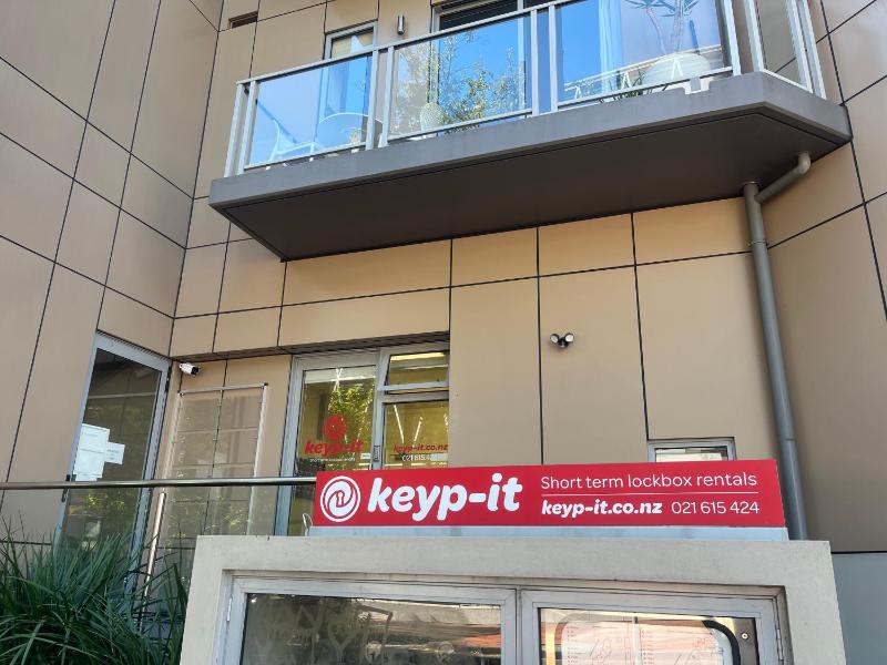 Modern Viaduct Apartment w pool gym Skytower views - image 2