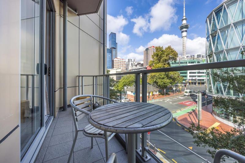 Modern Viaduct Apartment w pool gym Skytower views - image 15