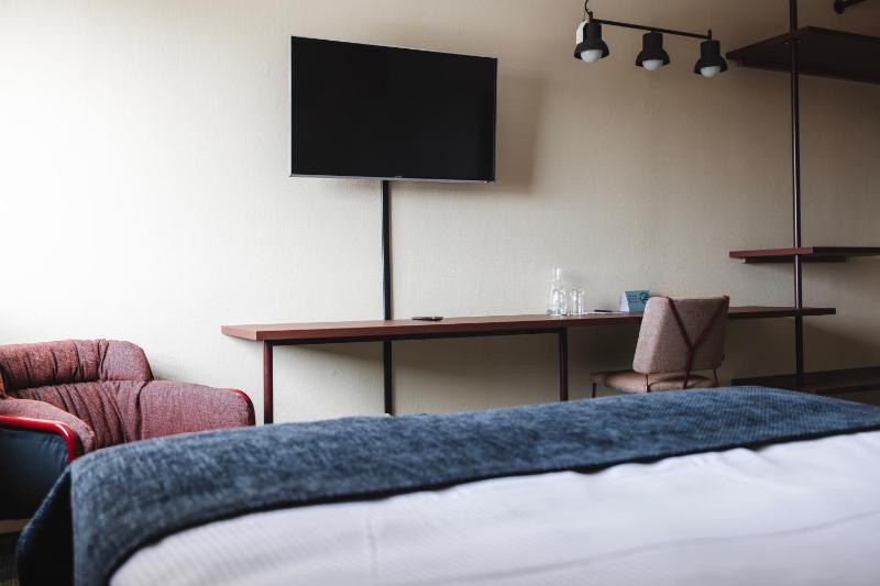 Compact Double Room (140 cm bed) image 4