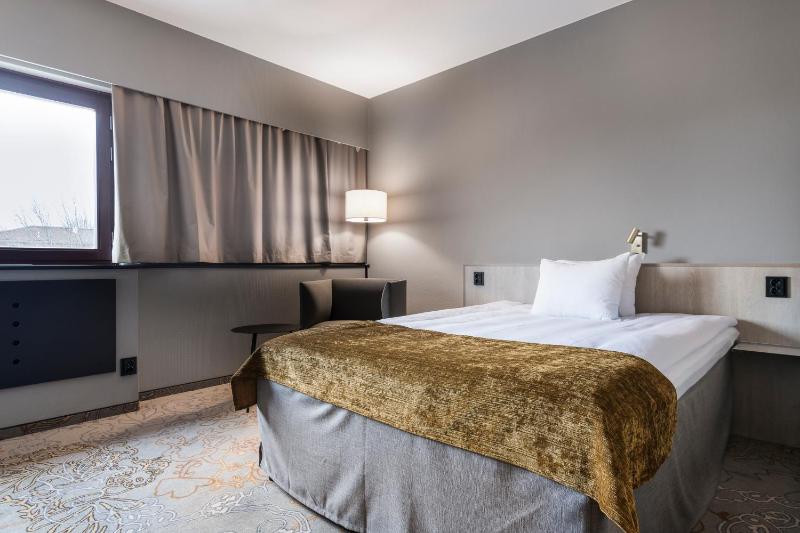 Compact Double Room (140 cm bed) image 1