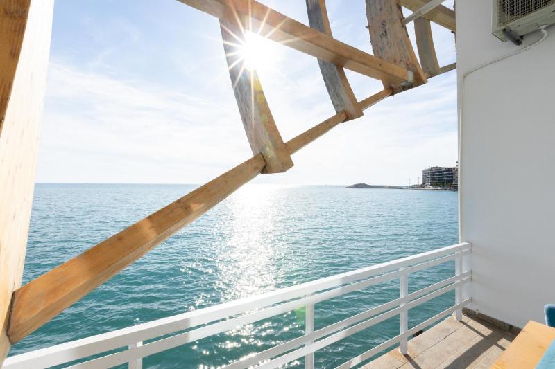 Standard Triple Room with Sea View image 4