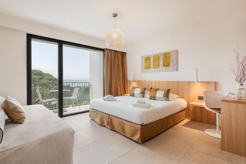 Superior Room with Balcony - Sea View image 1