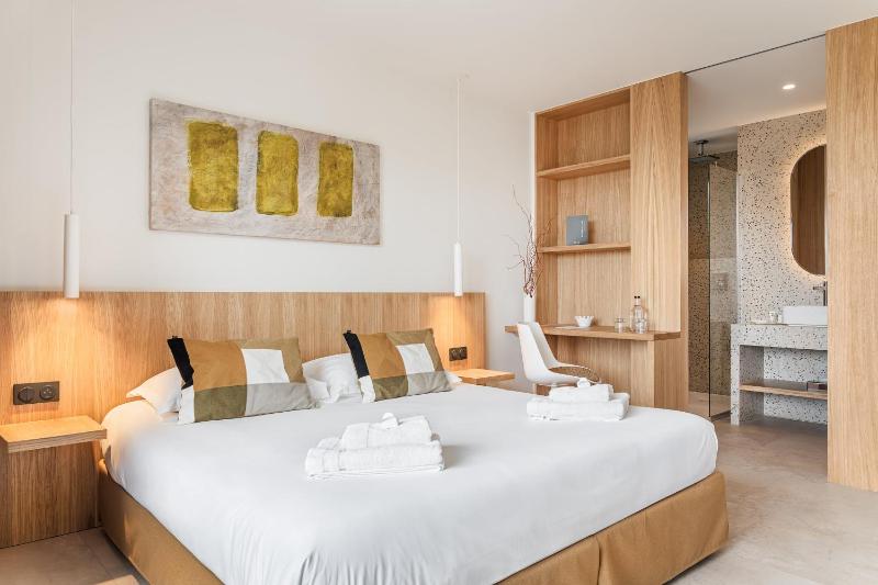 Superior Room with Balcony - Sea View image 3