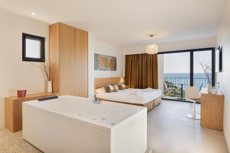 Signature Suite with Balcony and Spa Bath - Sea View image 4