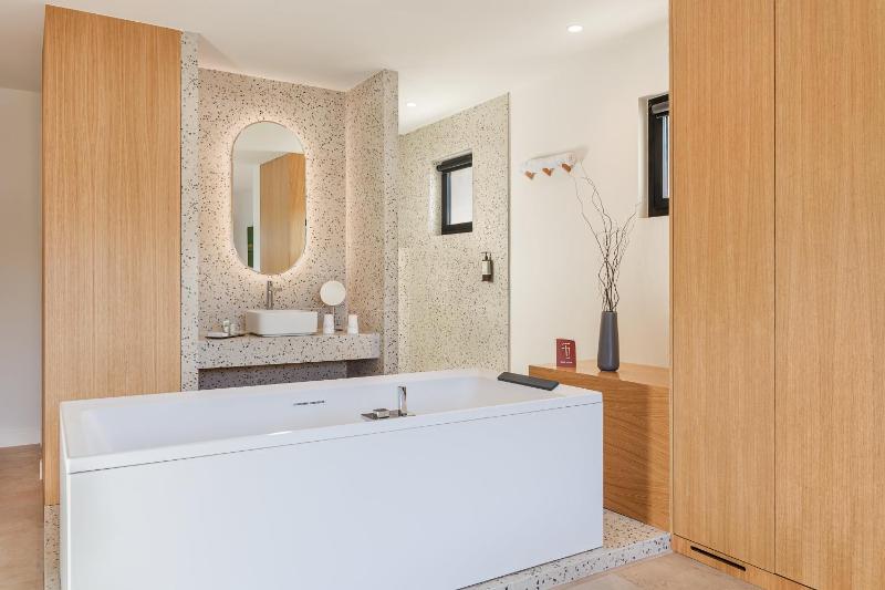 Signature Suite with Balcony and Spa Bath - Sea View image 1