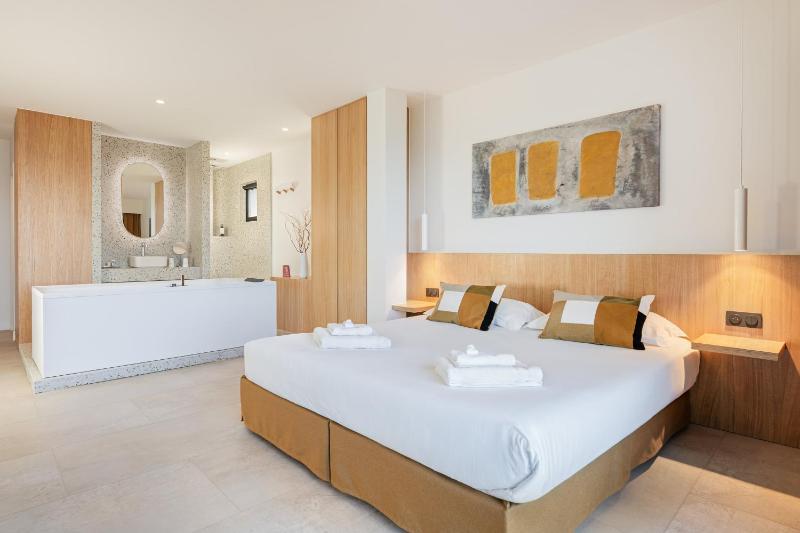 Signature Suite with Balcony and Spa Bath - Sea View image 3