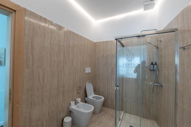 Standard Triple Room with Sea View image 3