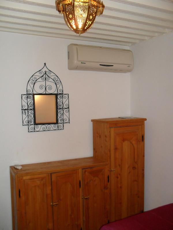 Idrissides Twin Room image 3