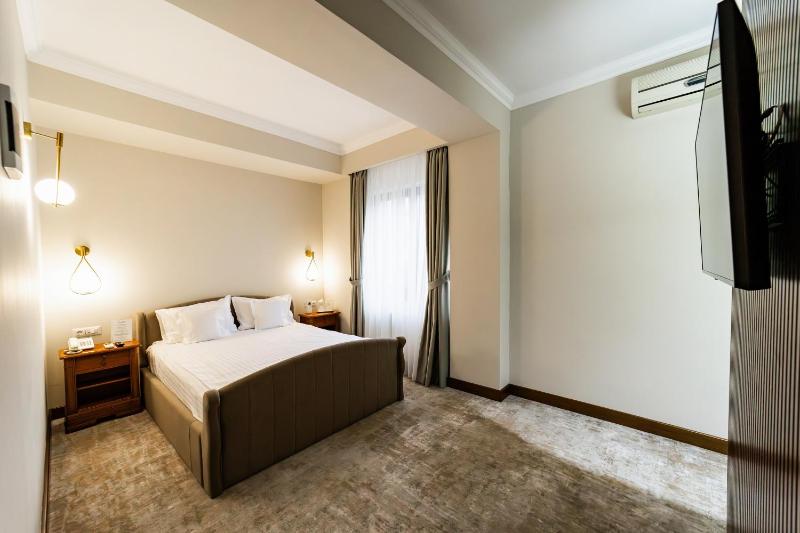 Large Double Room image 1