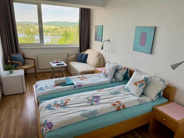 Double Room with Lake View image 3