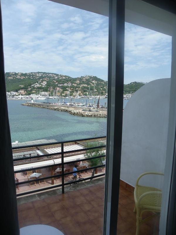 Double or Twin Room with Balcony and Sea View image 2