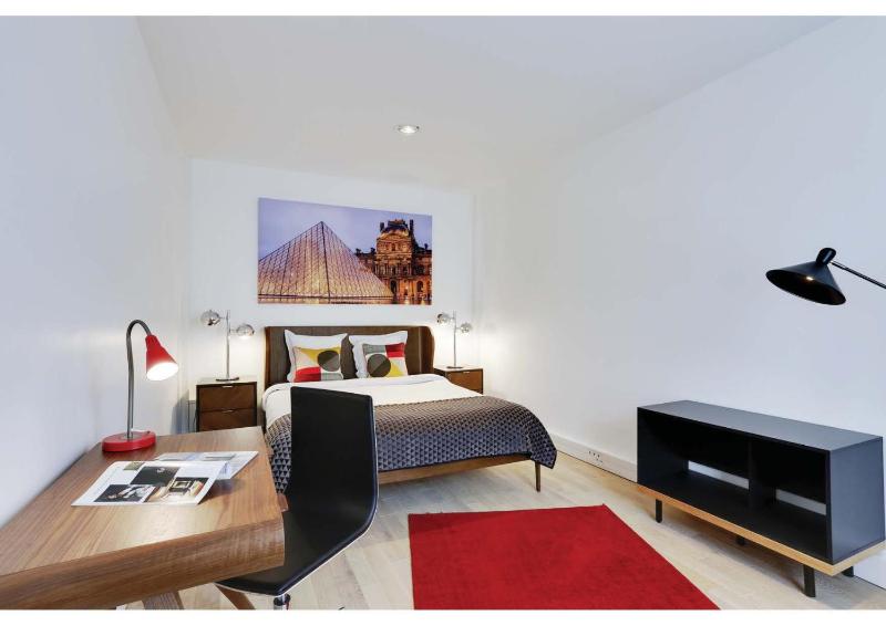 Three-Bedroom Deluxe Apartment image 4