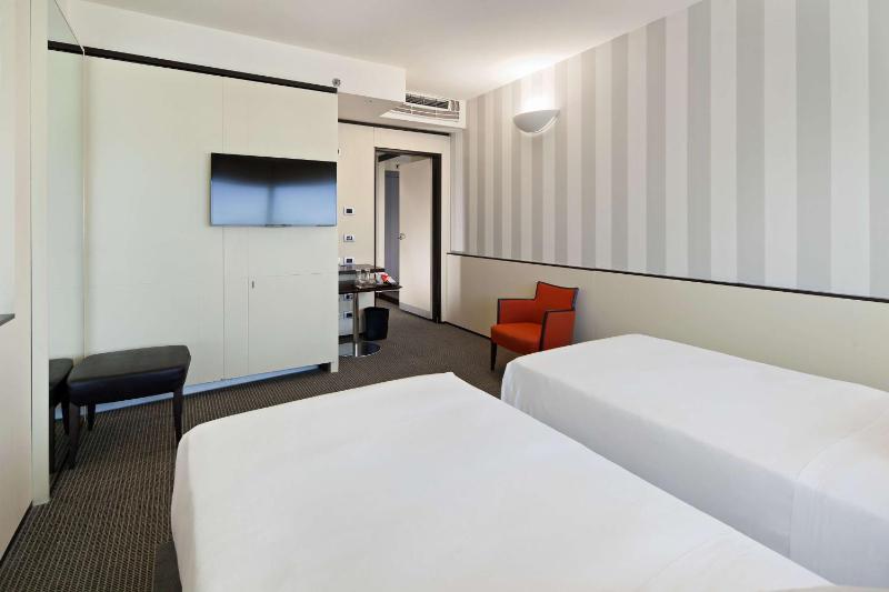 Standard Double or Twin Room image 4