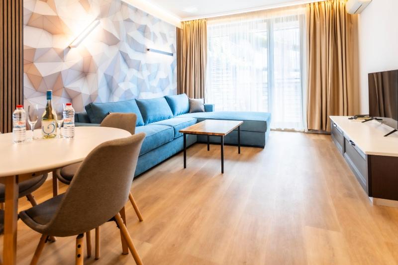 Deluxe One-Bedroom Apartment image 3