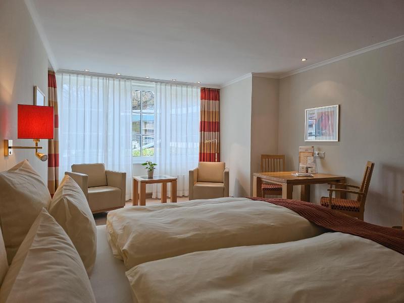 Doppelzimmer mit Balkon image 2