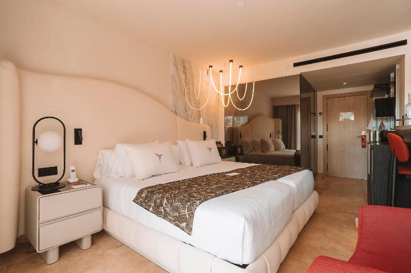  The Twist & Go Room - Entrance to Ushuaia Club Included image 3