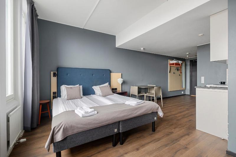 Family Studio with One King Bed and Two Single Beds - Non-Smoking image 3