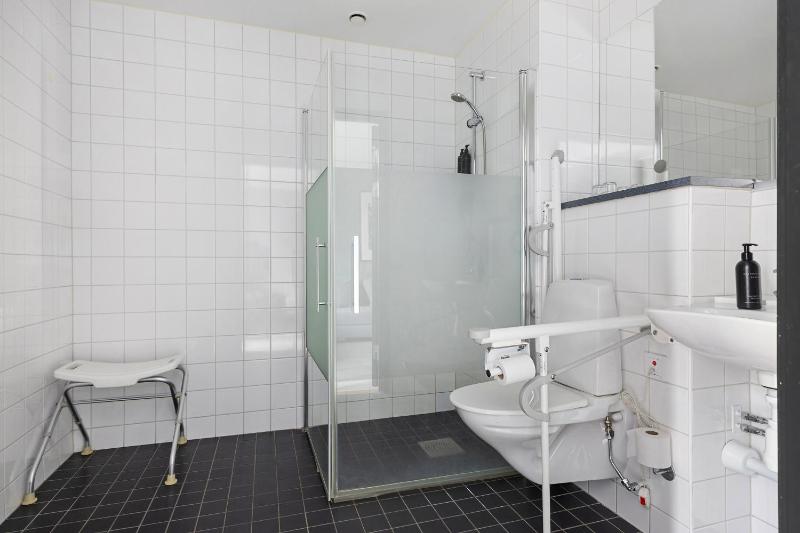 Standard King Room with Roll-In Shower - Disability Access/Non-Smoking image 1