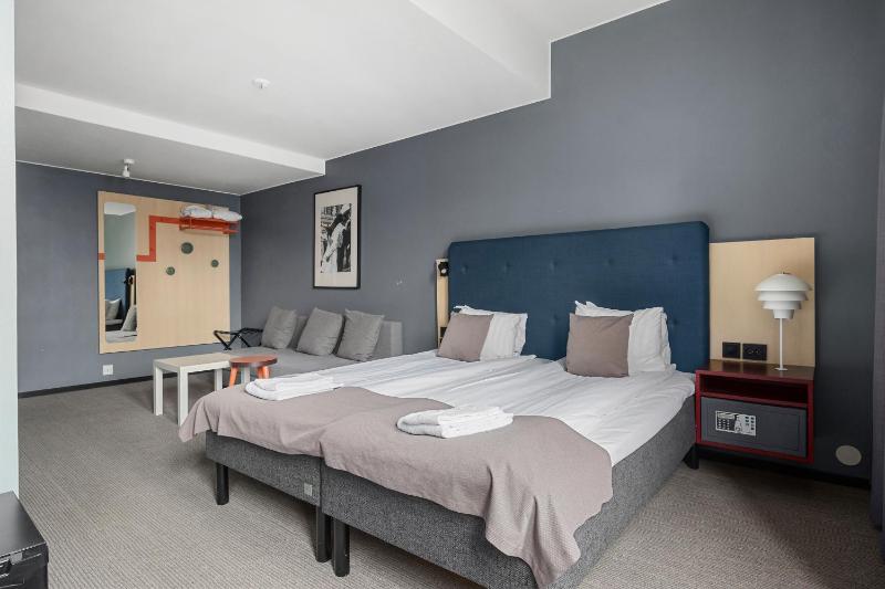 Standard King Room with Roll-In Shower - Disability Access/Non-Smoking image 4