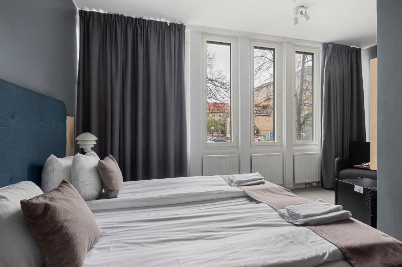 Standard King Room with Roll-In Shower - Disability Access/Non-Smoking image 3
