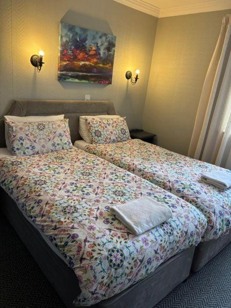 Twin Room image 3