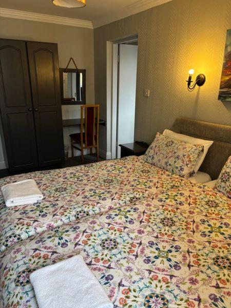 Twin Room image 4