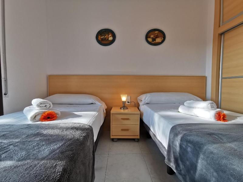 Apartamento con WIFI a 5 Minutos de la Playa y Cerca de Tiendas y Restaurantes - ES-209-10 - image 11