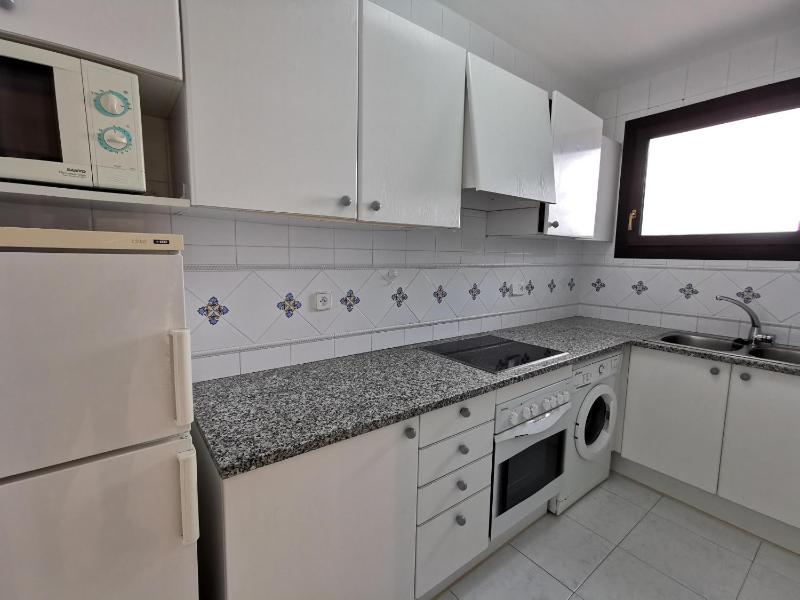 Apartamento con WIFI a 5 Minutos de la Playa y Cerca de Tiendas y Restaurantes - ES-209-10 - image 4