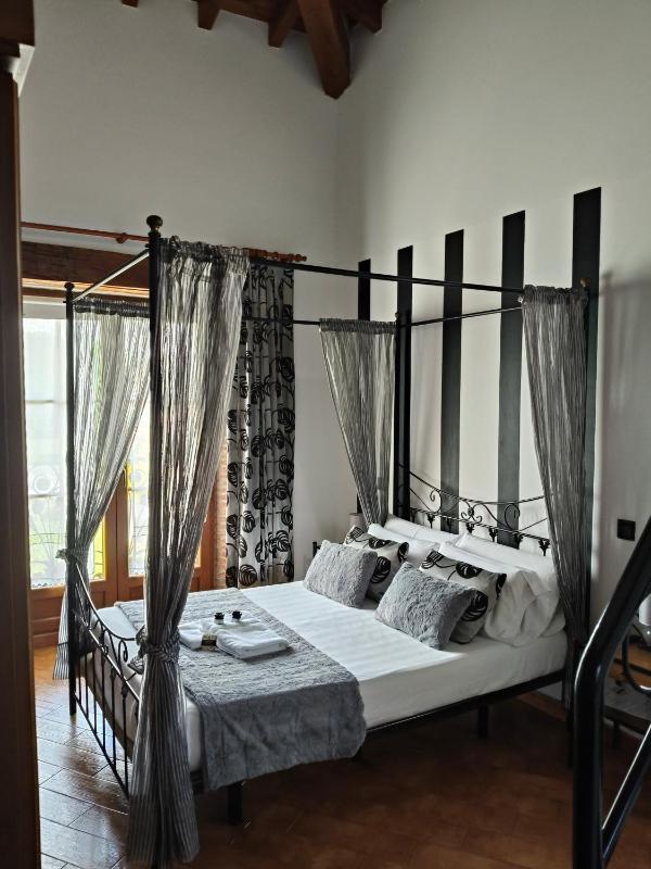 Superior Double Room with Spa Bath image 1