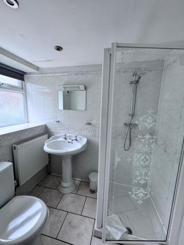 Small Single Room image 3