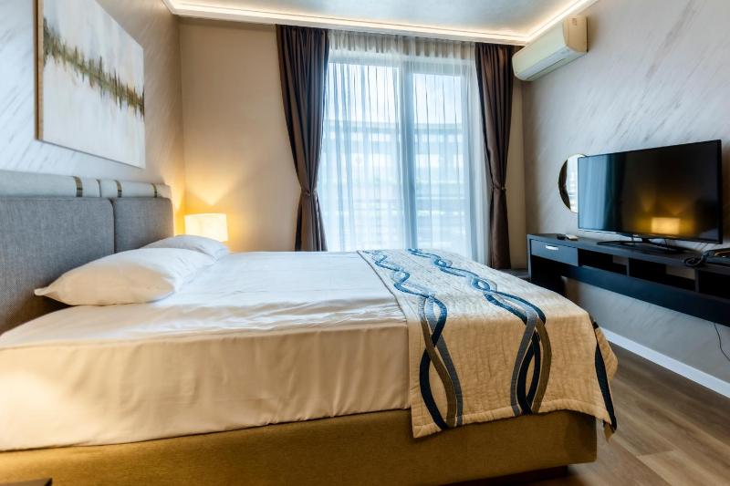 Double Room with Balcony image 4