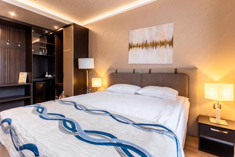 Double Room with Balcony image 3