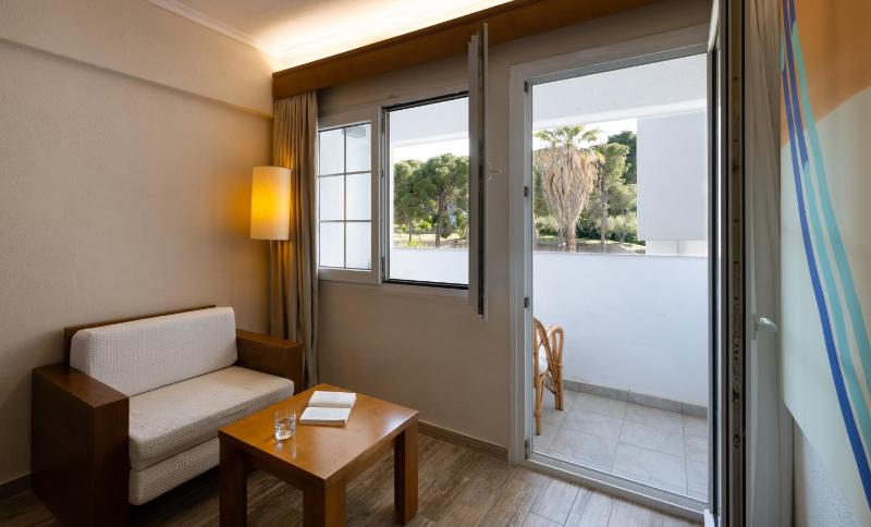 Junior Suite with Garden View image 4