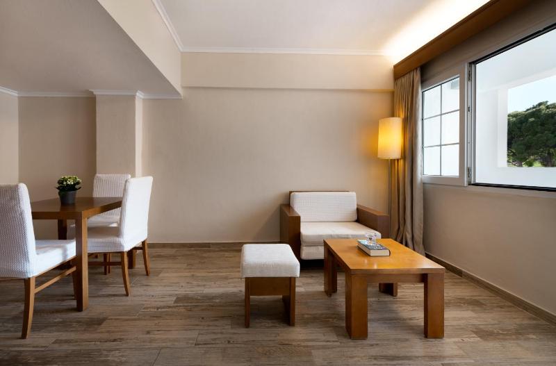 Junior Suite with Garden View image 3