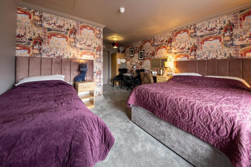 Classic Twin Room image 1