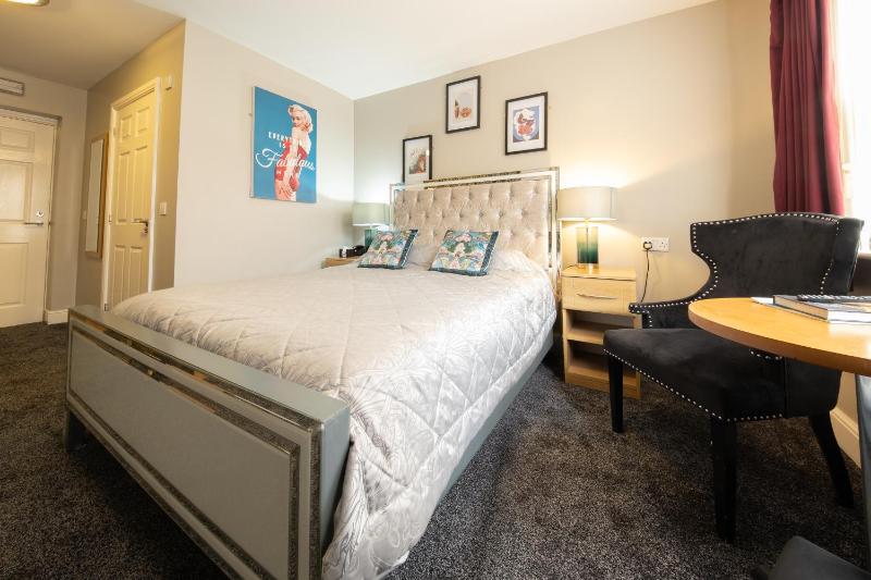 Classic Double Room image 4