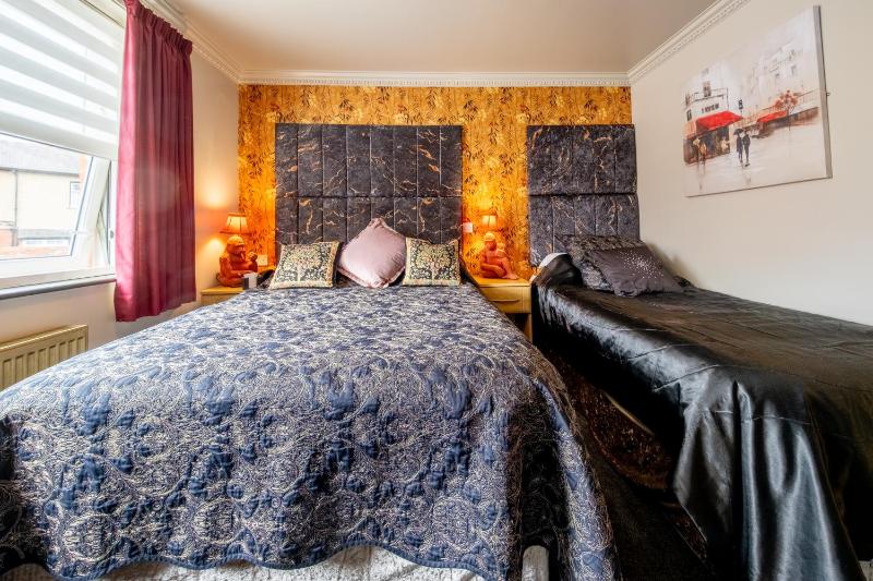 Classic Twin Room image 3