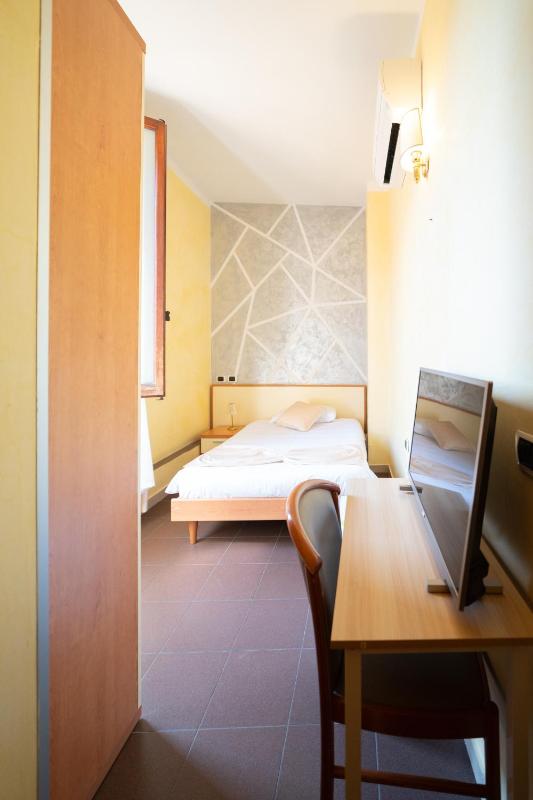 Single Room image 3