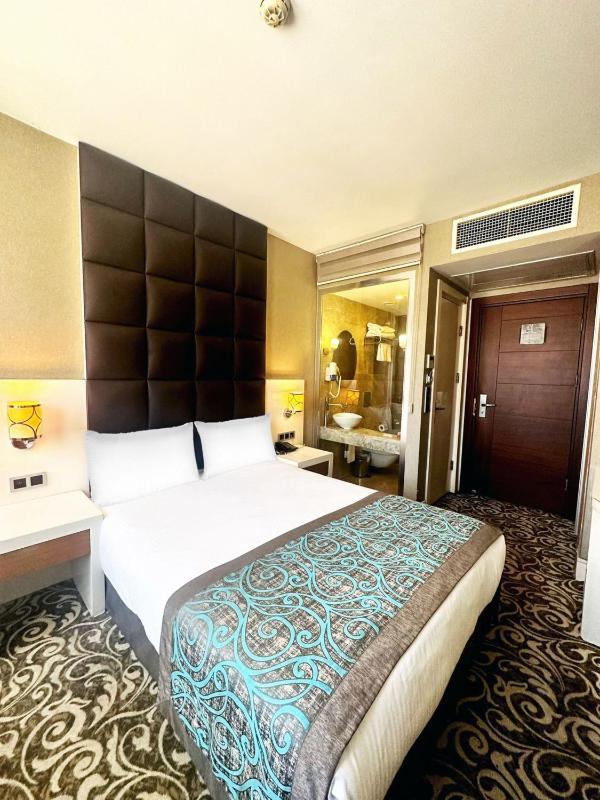 Standard Double or Twin Room image 4