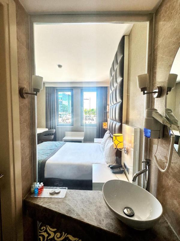 Standard Double or Twin Room image 3